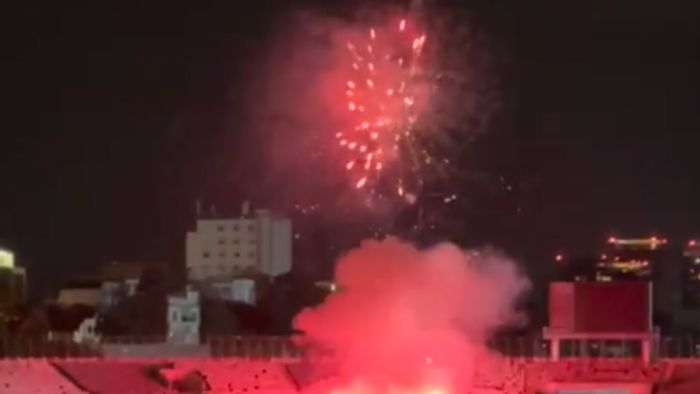 Artificii și torțe pe arena lui Dinamo după ce echipa lui Ovidiu Burcă a ajuns la un pas de Superliga! Imagini senzaționale cu ultrașii care au făcut recital în „Ștefan cel Mare” după victoria la scor de tenis cu FC Argeș | VIDEO EXCLUSIV