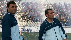 FIFA te provoacă: "Hagi sau Stoichkov? Tu decizi..."