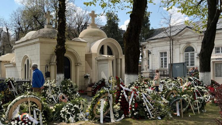 EXCLUSIV Cavoul lui Mircea Lucescu, loc de pelerinaj de Paşte. Zeci de români au trecut pe la mormântul fostului selecționer