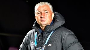 Dan Petrescu a anunțat când va reveni Louis Munteanu pe teren! Reacția antrenorului de la CFR Cluj după gestul lui Ciprian Deac, care a aruncat pe jos banderola de căpitan