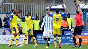 Doar Graham Poll e mai tare!** Un jucător de la City n-a văzut "roșu", deși centralul i-a arătat două "galbene"