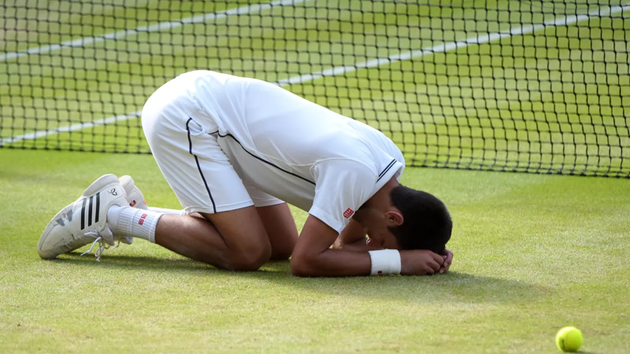 Bucurie maximă pentru Djokovic după ce s-a impus în finala de la Wimbledon. Sârbul a mușcat din gazonul londonez | VIDEO