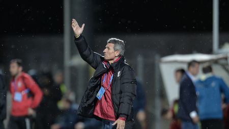 Mulțescu a lovit în stânga și în dreapta după eșecul cu CFR Cluj: "Domnul arbitru a fluierat într-o singură direcție, totul într-o veselie". Antrenorul a fost uimit de reacția lui Radunovic: "I-am făcut un serviciu, credeam că o să-și ceară scuze. Așa ceva nu am mai văzut..."