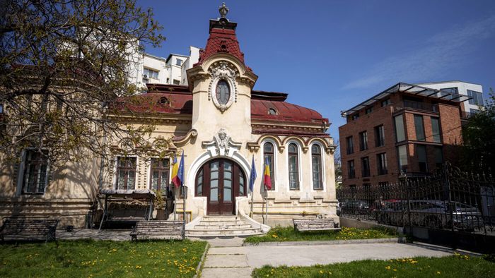 Casa lui Dinu Lipatti, în care a locuit şi fostul comentator TV Dumitru Graur, a fost scoasă la licitație cu 1.100.000 de euro. Cum arată „diamantul” arhitectural de pe bulevardul Lascăr Catargiu