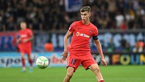 S-a aflat ce face, de fapt, Tavi Popescu în viața extrasportivă! Omul care l-a descoperit vine cu dezvăluiri despre „perla” FCSB: „Am vorbit cu tatăl lui!” | EXCLUSIV