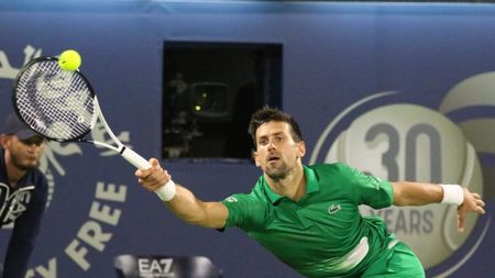 Sârbul Novak Djokovic este în mare formă la Dubai! L-a pus "la podea" pe adversar | GALERIE FOTO