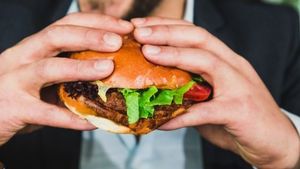 EXCLUSIV | Maltezii au "sărbătorit" înfrângerea cu burgeri, la 3:00 dimineata, pe aeroport. VIDEO