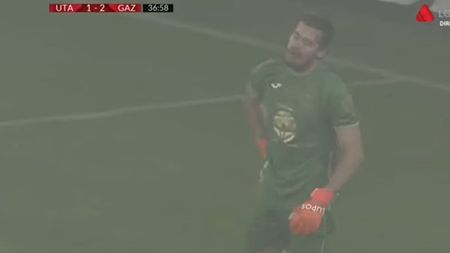 Alexandru Buzbuchi, portarul lui Gaz Metan Mediaș, gafă incredibilă în meciul cu UTA Arad! Nici condițiile meteo nu l-au ajutat | VIDEO