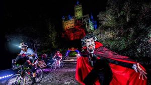 După 10 ore de competiție nocturnă, sufletele neadormite au cucerit castelul Bran la Red Bull Vampire Trails | GALERIE FOTO