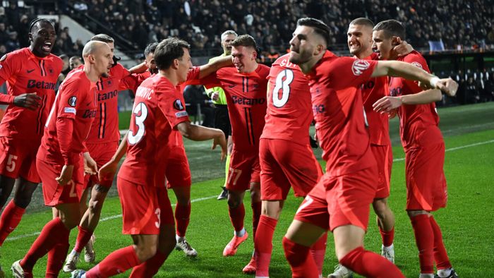 Asta nu s-a văzut la TV. Ce au făcut fotbaliştii FCSB, chiar pe teren, după victoria cu PAOK
