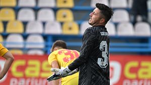 A jucat la Dinamo, FCSB și CFR Cluj, dar acum nu mai e suficient bun pentru o echipă de Liga 3. I-au reziliat contractul la 37 de ani