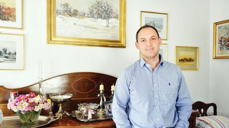 Cu bisturiul spaniol în mână!** Un medic român, specializat în accidentările la genunchi, face carieră în orașul „Extratereștrilor"