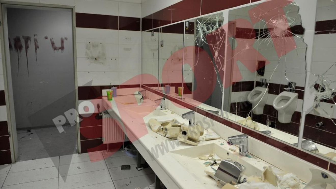 FOTO - Suporterii lui "U" Cluj au devastat stadionul rivalilor de la CFR