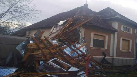 Casa lui Sandu Boc, rămasă de la părinți, distrusă de furtuna din Vaşcău