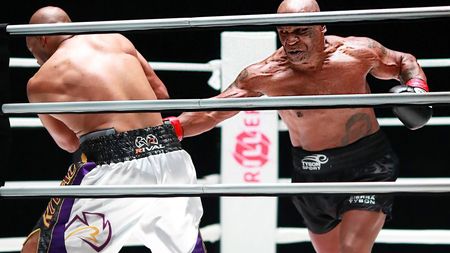 Cifre impresionante la revenirea lui Mike Tyson în ring! Câți pumni i-a dat lui Roy Jones Jr.
