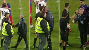 VIDEO | Șumudică, nervi și poante cu Urzică. "L-am întrebat dacă mai e vânăt la cot". Mi-a zis: "Nu, că mi-am luat o vaselină bună". Cum mai strânge antrenorul mâna arbitrilor 