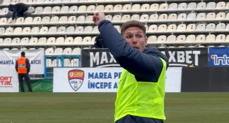 Iulian Roșu, reacție nervoasă la finalul umilinței Chindiei la Voluntari: ”Întrebați-l pe ăla de ce nu joc!” Delegatul echipei a fost tras la răspundere de suporteri, iar Daniel Celea a fost evacuat din tribună