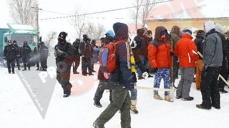 Au făcut echipă cu jandarmii! FOTO** Pacea de la "Cotu Ciorii": 70 de ultrași steliști și dinamoviști i-au ajutat pe sinistrații din Buzău