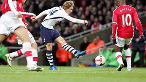 Arsenal supraviețuiește în `10` oameni tăvălugului lui Hotspur!