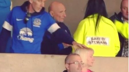 Un fan englez a devenit celebru în întreaga lume. VIDEO GENIAL| Ce i-a făcut acestei doamne la pauza partidei Sunderland - Everton