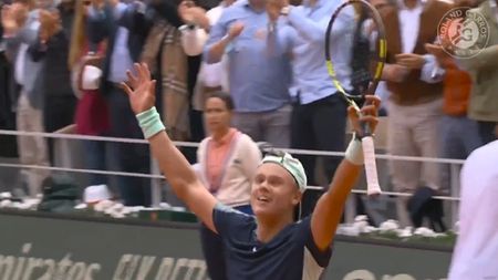Prima „bombă" pe tabloul masculin de la Roland Garros! Tânărul sfătuit de Patrick Mouratoglou l-a eliminat pe Stefanos Tsitsipas | VIDEO