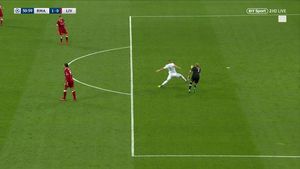 Gafele anului în fotbalul mondial și două faze cum rar se văd! VIDEO | Loris Karius i-a făcut cadou lui Benzema cel mai ușor gol al carierei, apoi a recidivat la șutul lui Bale. Omul din fotbalul românesc care a "simțit" slăbiciunea neamțului