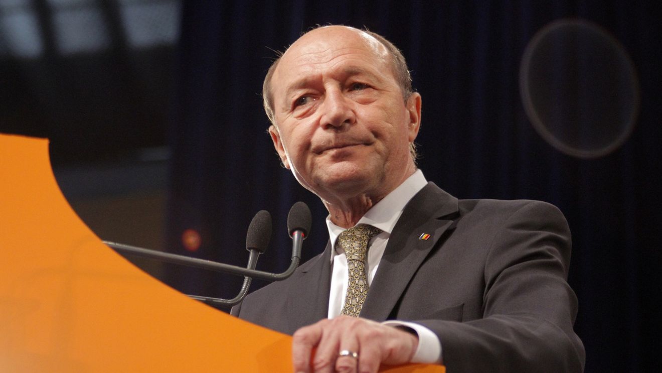 "Ce faci, mă, ne laşi la greu?". Traian Băsescu l-a luat tare pe milionarul din fotbalul românesc