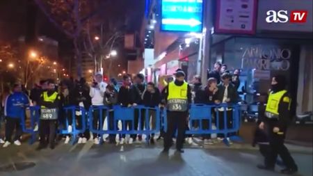 VIDEO | Fanii nu mai au răbdare! Ce i s-a întâmplat lui Santiago Solari la plecarea de la stadion, după ce a adus echipa într-un punct critic