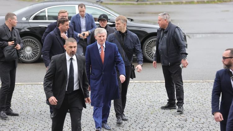 S-A STINS IL LUCE Cel mai bogat om din Ucraina a ajuns la Mircea Lucescu: Rinat Ahmetov a venit cu zeci de bodyguarzi și buchete imense de trandafiri roșii!