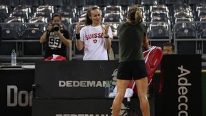 IMAGINEA ZILEI | Șuetă cu o legendă. Cum au fost surprinse Simona Halep și Martina Hingis înaintea meciului din Fed Cup