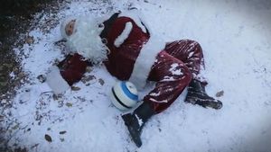 VIDEO Moș Crăciun NU MAI VINE!** A fost răpus de o minge în cartierul plăcerilor din Hamburg