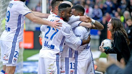 Fanul lui Lyon și selfie-ul buclucaș. Ce a pățit suporterul de 15 ani care a intrat pe teren pentru a-și face o poză cu jucătorii