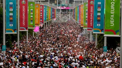 Bătaie generală înaintea finalei EURO 2020! Suporterii au vrut să intre fără bilete pe „Wembley” | VIDEO