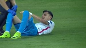 Probleme pentru FCSB! FOTO | Romario Benzar s-a accidentat și a ieșit de pe teren pe brațele oamenilor din staff-ul medical