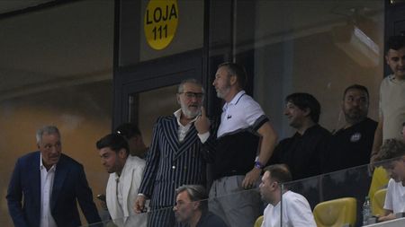 L-au „bombardat” pe Gigi Becali la meciul FCSB – Aberdeen. Ce au aruncat fanii spre patron