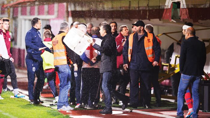 Derby-ul "Bricheta 2" s-a terminat în teren!** Meciul din Giulești a fost întrerupt aproape 10 minute după golul Stelei din cauza obiectelor aruncate din tribune