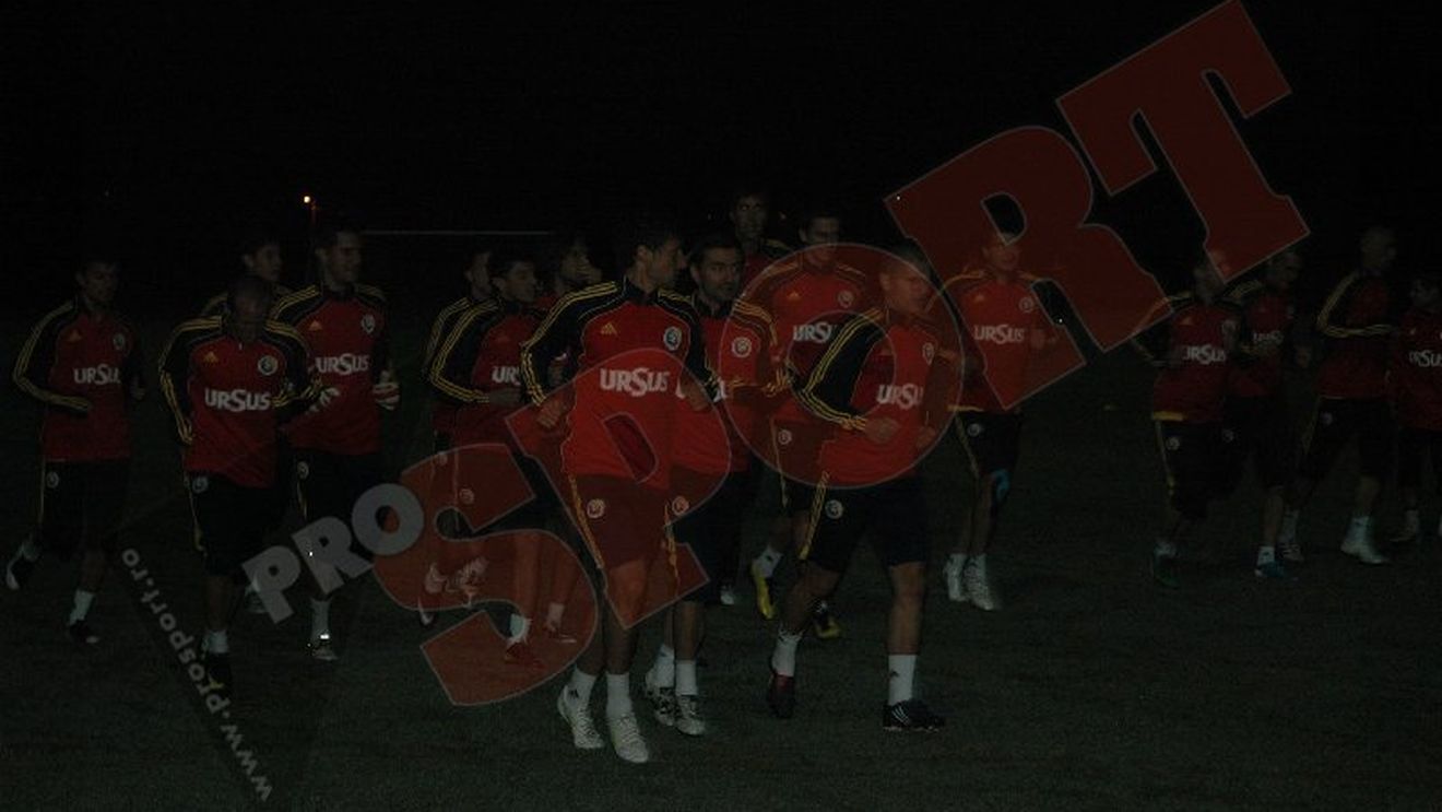 FOTO Deja (ne) vu!** Tricolorii s-au antrenat  din nou în BEZNĂ‚!