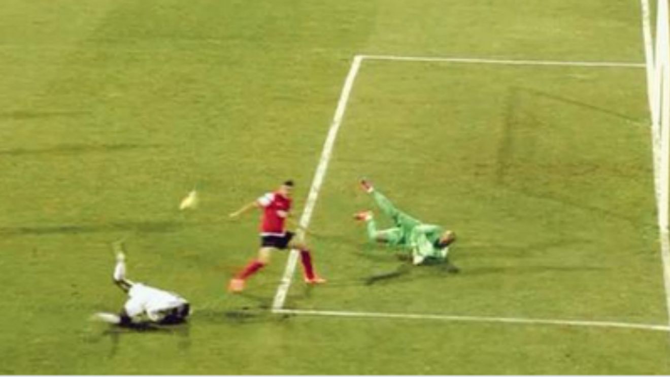 VIDEO ANTOLOGIC | Demba Ba a înscris duminică poate cel mai norocos gol din ultimii ani. Cum a marcat senegalezul