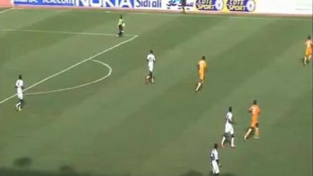 A încălcat o regulă elementară a jocului de fotbal și tot el a fost șocat că arbitrul îl sancționează!** VIDEO Gafă incredibilă "reușită" de un puști