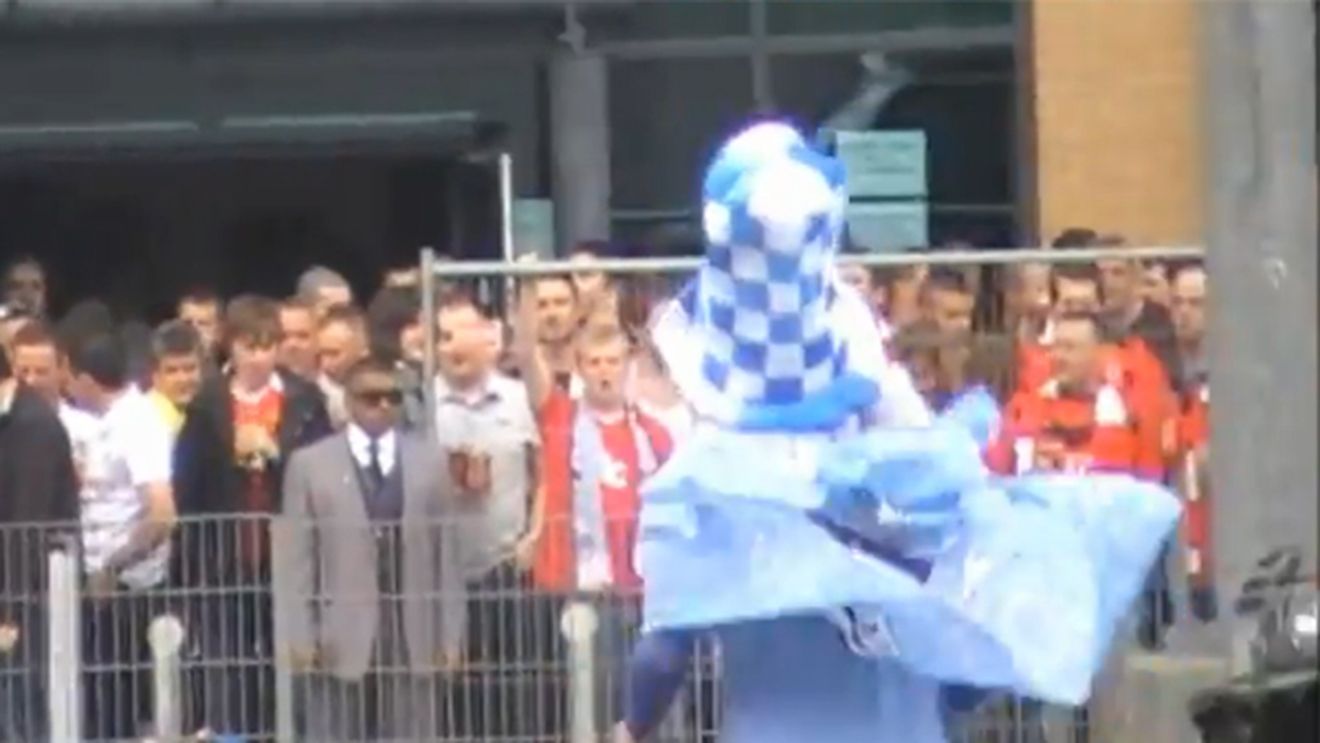 VIDEO Și-a trimis fratele în "gura lupului"!** Cum au reacționat fanii lui United când l-au văzut pe puștiul îmbrăcat în culorile lui City