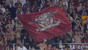 Oficialul Rapidului, contestat de fanii din Giulești, a venit la derby-ul Dinamo - Craiova. A fost însoțit de omul care l-a adus pe Kopic