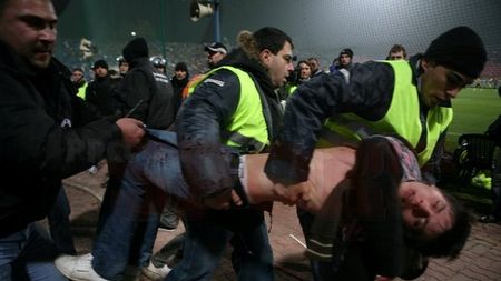 UPDATE Vezi dreptul la replică al Jandarmeriei** în cazul fetei de 22 ani băgată în spital în timp ce încerca să intre la un meci de baschet!