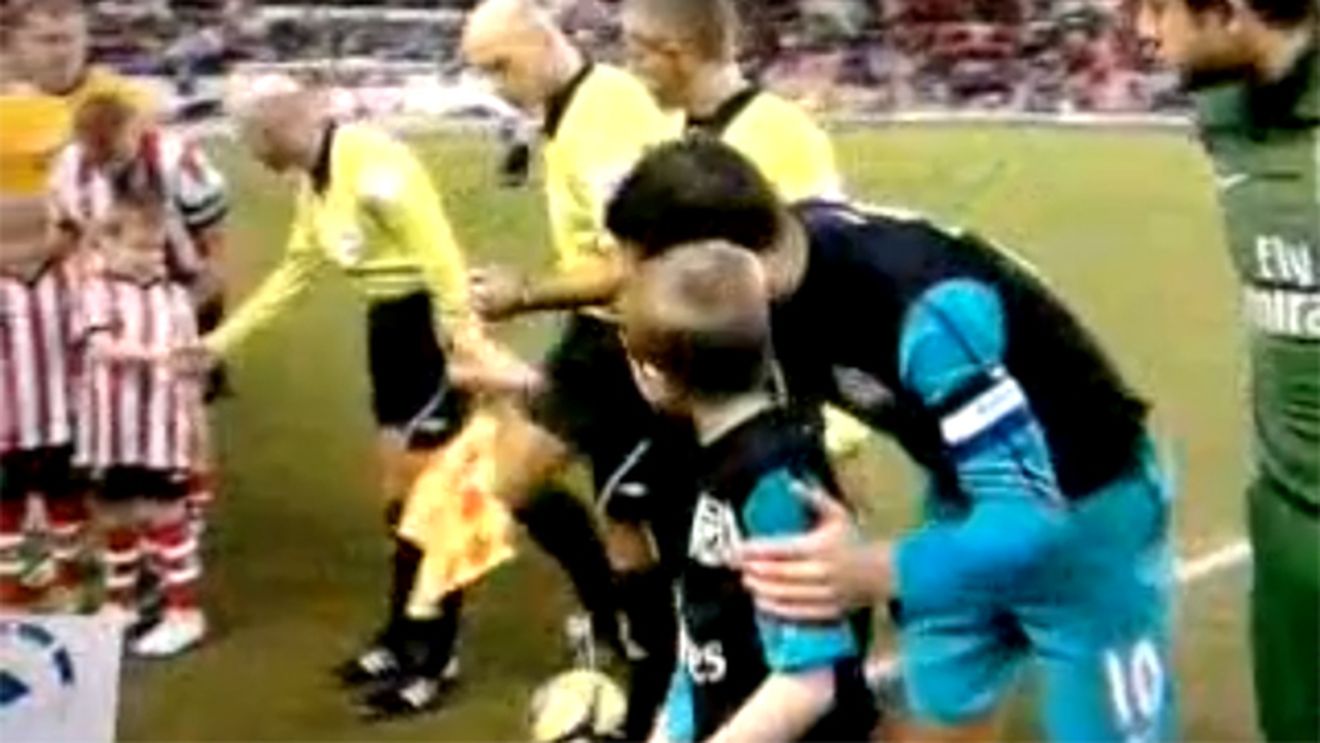 Scandalul Suarez - Evra, model negativ pentru micii fotbaliști!** Ce sfat i-a dat Van Persie masotei lui Arsenal înainte de momentul salutului cu adversarii VIDEO