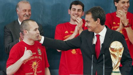 Iniesta, favorit la câștigarea "Balonului de Aur FIFA"! **Ar putea fi al doilea spaniol care ia trofeul, după Suarez