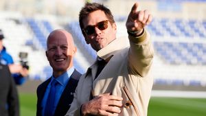 Legendarul Tom Brady îi provoacă pe actorii Ryan Reynolds și Rob McElhenney în războiul patronilor americani din fotbalul britanic