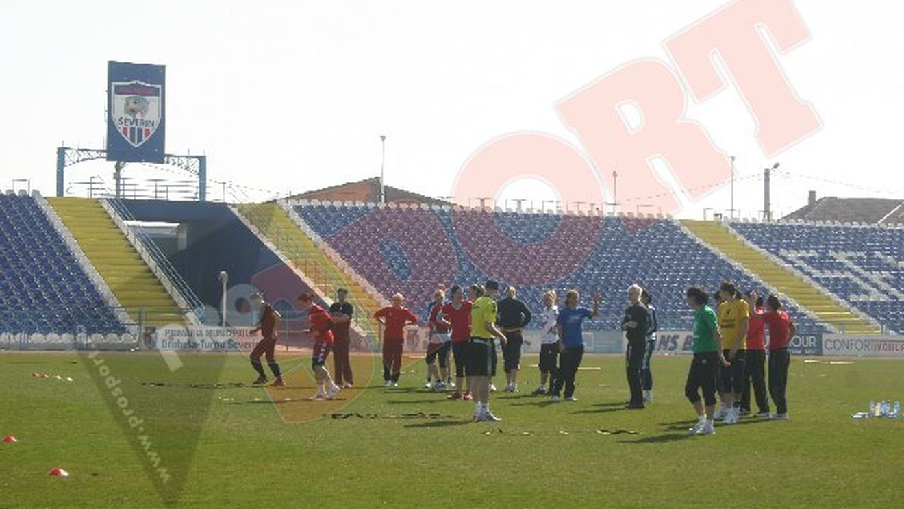 FOTO Antrenament în iarbă pentru fetele lui Voina! De ce a coborât naționala de handbal pe gazon