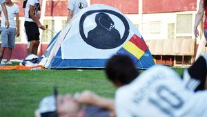 Continuă tragi-comedia! Greva foamei în cort, cu steaguri și fulare. Medicii le vor face analize greviștilor