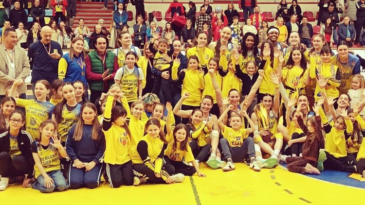 Baschetbalistele Aradului își păstrează medaliile de bronz și le dedică team managerului! Fosta campioană nu prinde nici podiumul