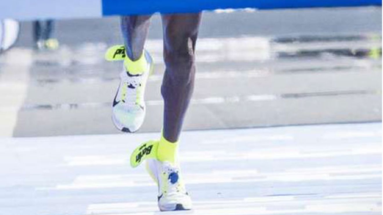 VIDEO | Un maratonist a ratat recordul mondial pentru că pantofii Nike s-au dezintegrat în alergare