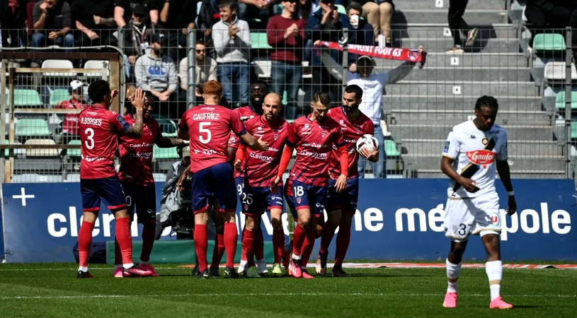 Imagini incredibile în Ligue 1, Franța: mai mulți suporteri și-au dat chiloții jos în spatele porții, înaintea unui penalty! Totul s-a întâmplat la duelul Clermont - Angers 2-1 | FOTO